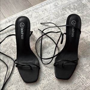 Boohoo Black Heeled Sandals with Sleek Straps